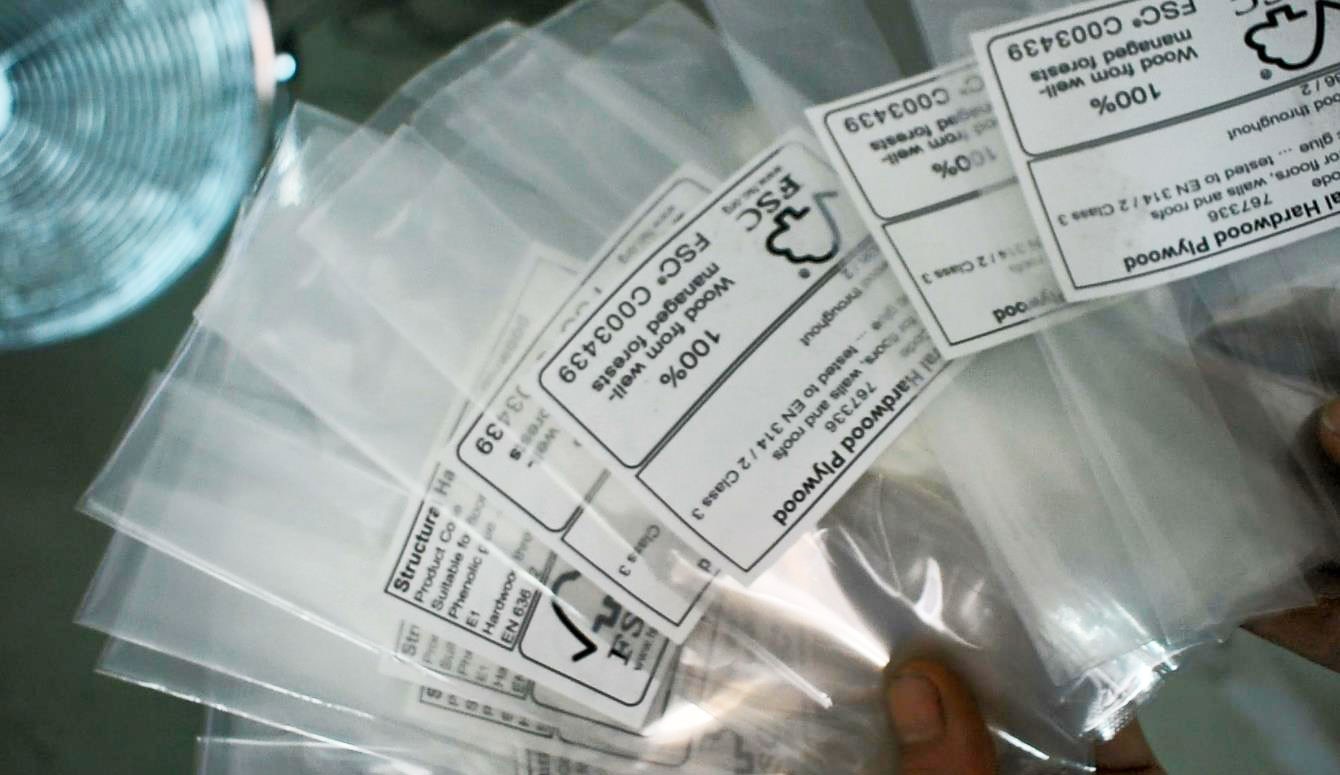 OPP塑料袋贴标用带吸风系统的分页平面贴标机